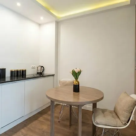 Urban Chic - Great Location - Stylish - Wronia45a